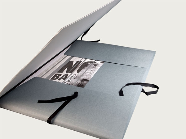 Folders with flaps: – Graphic folders with glued on flaps and ribbons